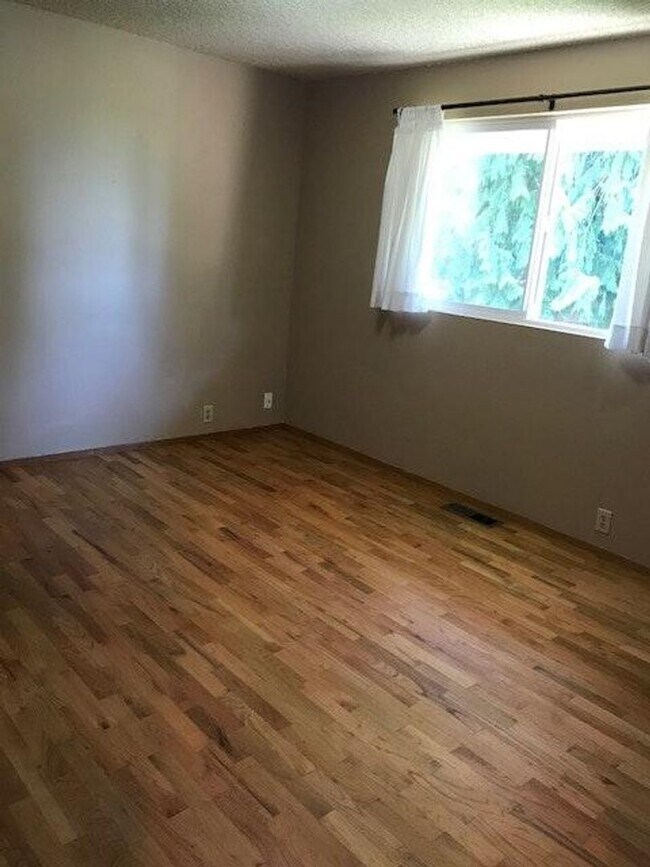 Building Photo - $4800 Beautiful park like 2 Story SFH,4BR,2.5BA, For Rent in Bellevue 98007