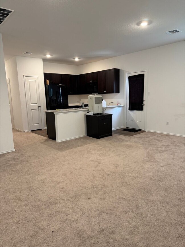 Building Photo - 3 Bed 2 Bath 2 Car Garage Home in Maxwell ...