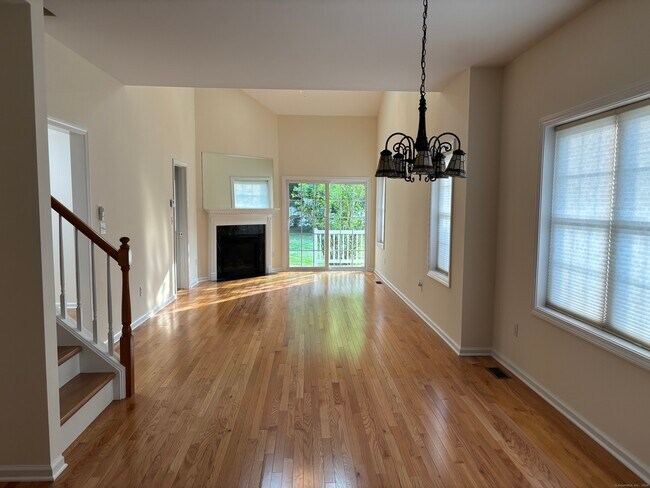 Building Photo - 511 Elm St