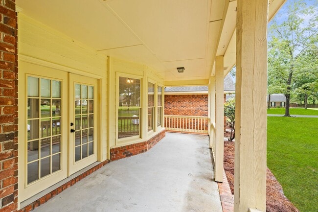 Building Photo - Renovated Home on Large Corner Lot in Coveted Strathy Hall
