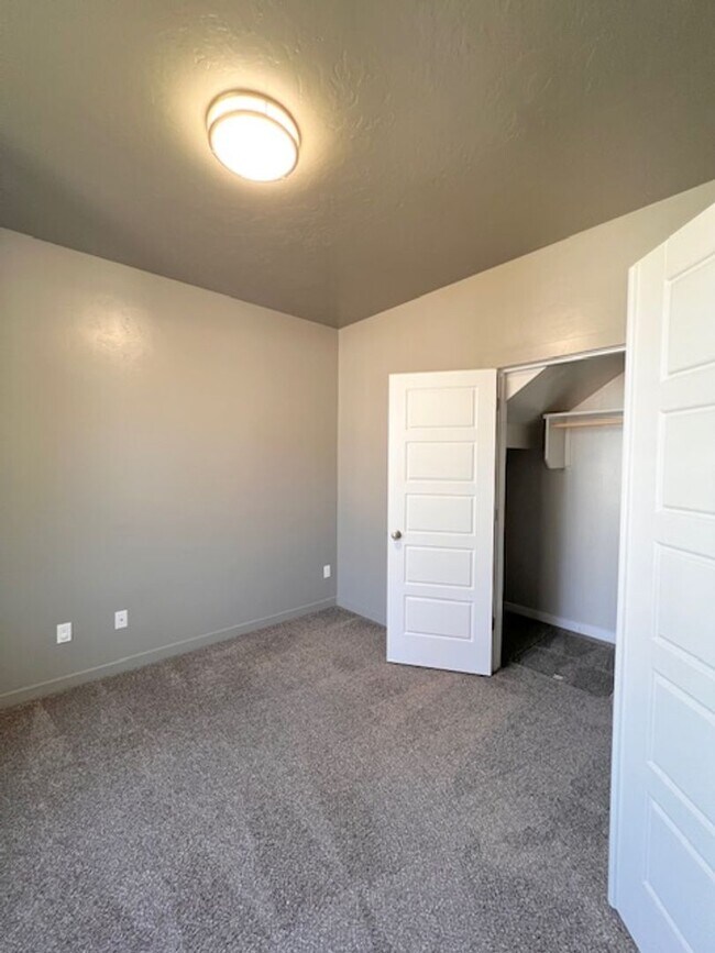 Building Photo - Beautiful 4 Bed, 2.5 Bath Plus Office in S...