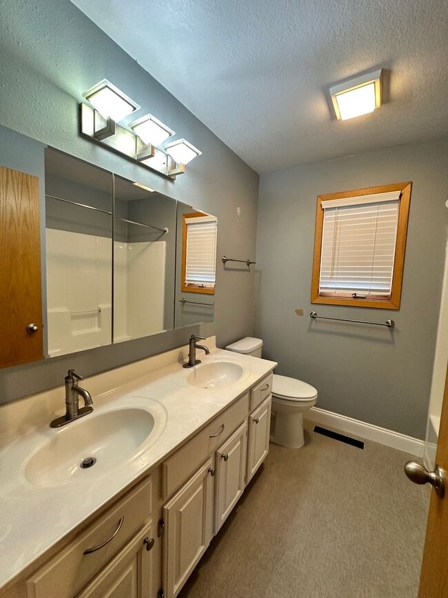 Building Photo - Lovely 3 Bedroom 2 Bath home in great location