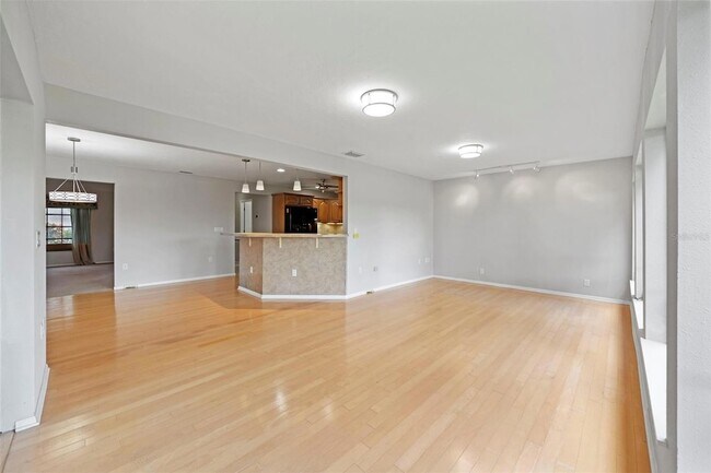 Building Photo - 8006 Oak Dr