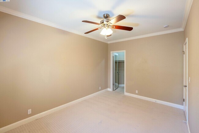 Building Photo - 4009 W Lakeshore Dr