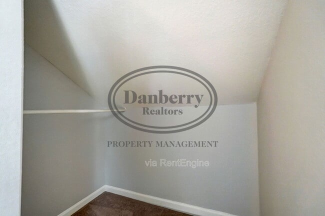 Building Photo - 347 Darrow Ave