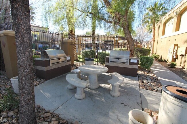 Building Photo - 950 Seven Hills Dr