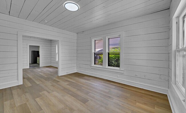 Building Photo - Spacious 3 Bed - 1 Bath House Near Downtown