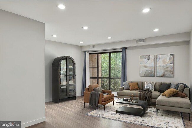Building Photo - 10720 West Dr