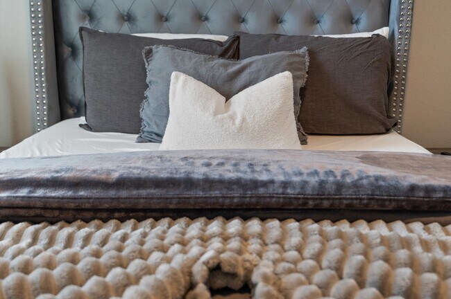 Building Photo - 6904 Covington Dr