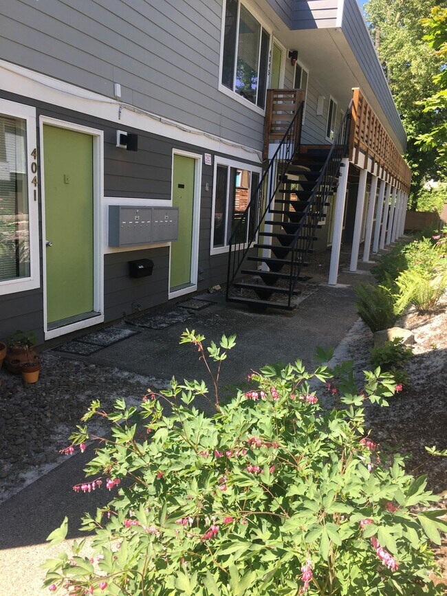 Building Photo - Upper 2bed, hardwoods, dishwasher, on-site...