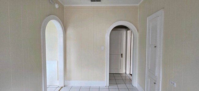 Building Photo - 420 S Spring Ave