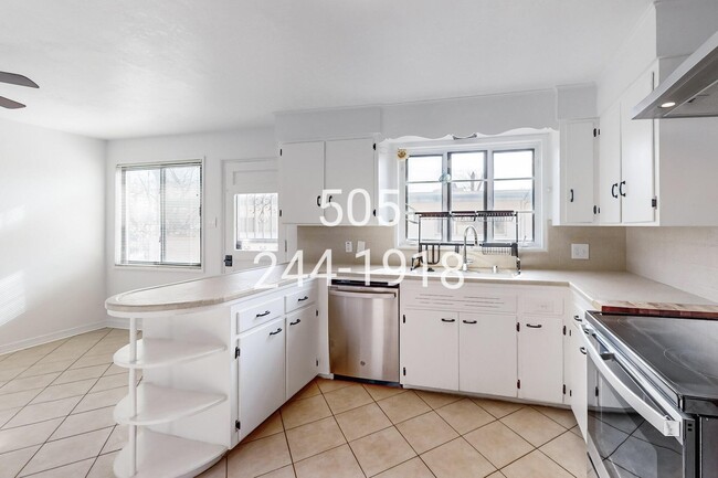 Building Photo - 905 Adams St NE