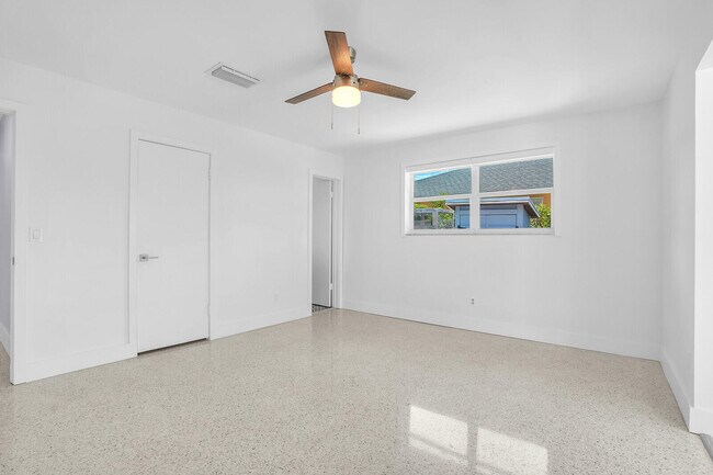 Building Photo - 930 S Lakeside Dr