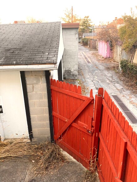 Building Photo - 222 E 18th St