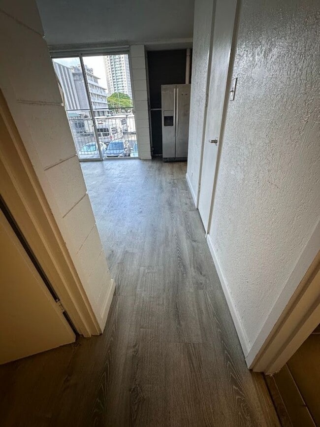 Building Photo - The Continental 2 bedroom, 1 bath, 1 assig...