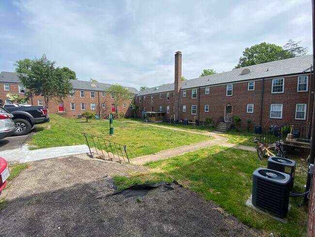 Building Photo - 1320 Kenmore Ave