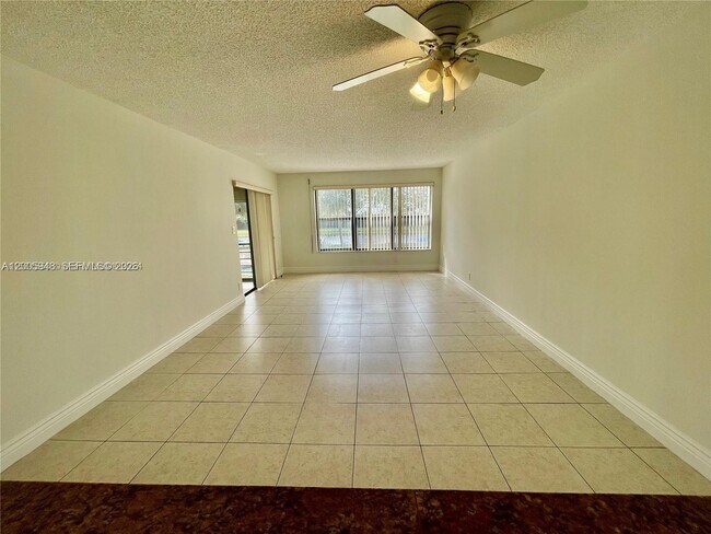 Building Photo - 2320 S Cypress Bend Dr