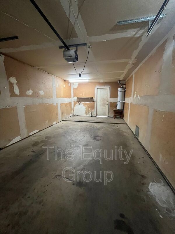 Building Photo - 547 W Tulare Ave