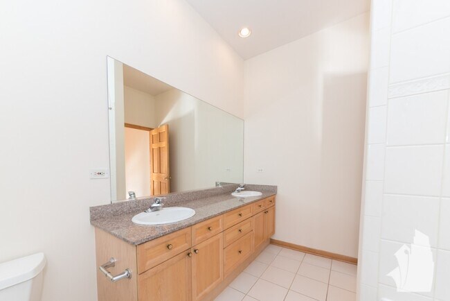 Building Photo - 2539 N Southport Ave