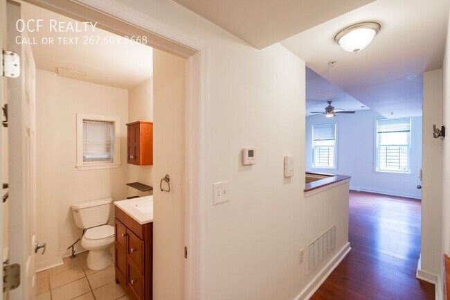 Building Photo - 1431 Lombard-Beautiful Apt-Private Yard-Fi...