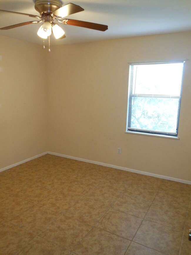 Building Photo - 3 BEDROOM, 2 BATH CANAL FRONT HOME CONVENI...