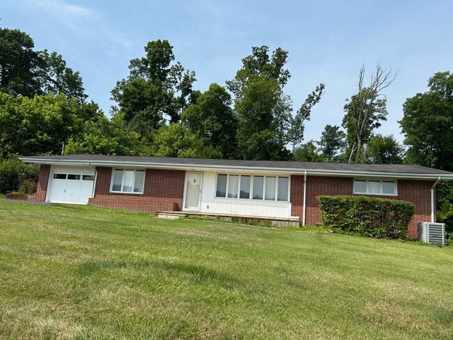 3 Bedroom / 2 Bath Brick Home Kingsport, TN - 3 Bedroom / 2 Bath Brick Home  Kingsport, TN