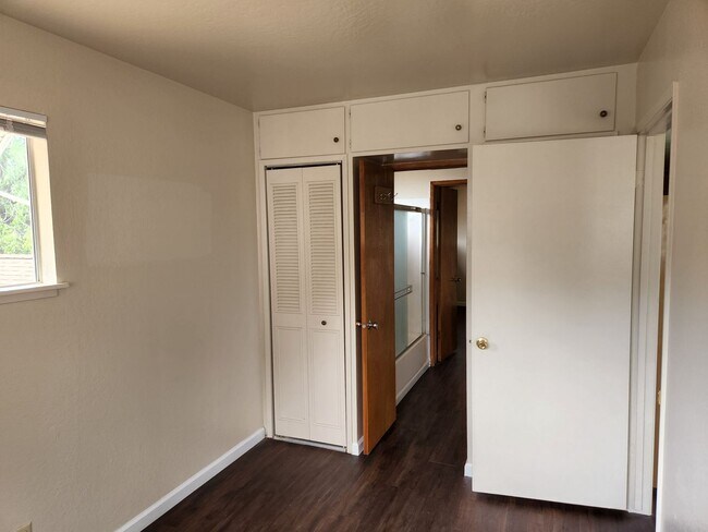 Building Photo - Racetrack 2