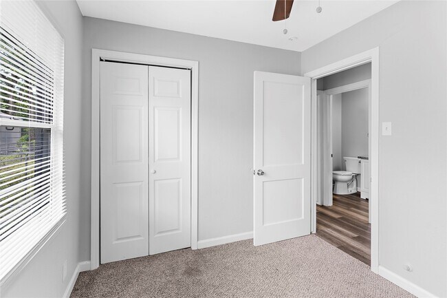 Building Photo - 1104 Southampton Dr