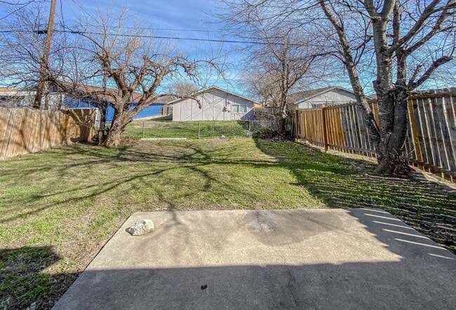 Building Photo - 2208 Shoemaker Dr