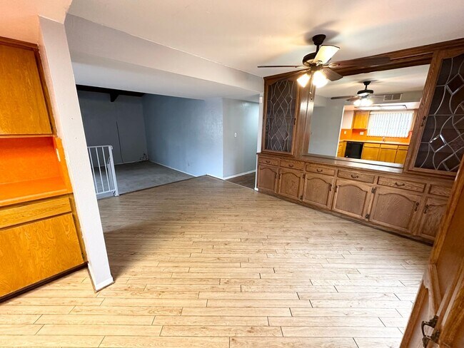 Building Photo - Beautiful 3 bed/2 bath unit in Huntington Beach