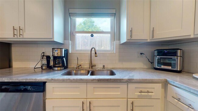 Building Photo - 3011 Larknolls Ln