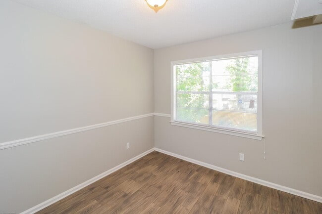 Building Photo - 5380 Albemarle Dr