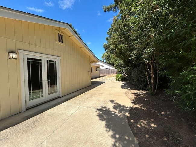 Building Photo - Custom Home!