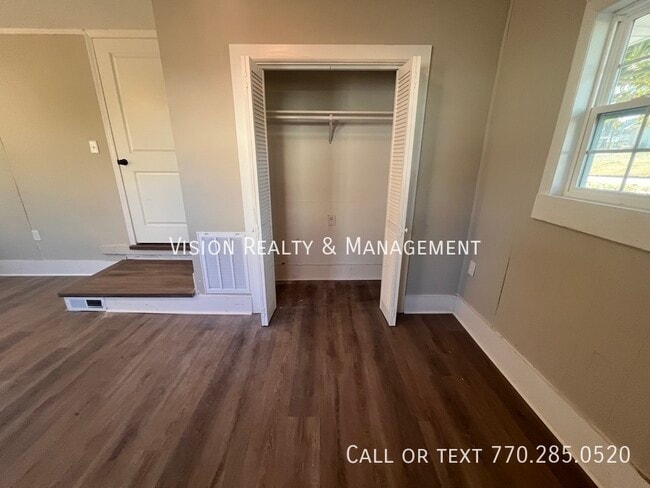 Building Photo - 107 Merrill St