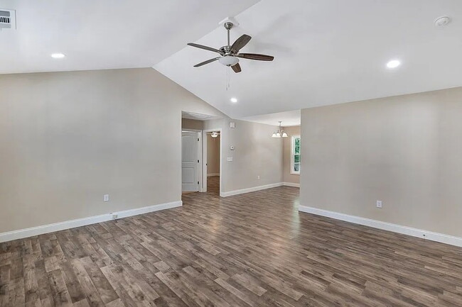 Building Photo - Charming 3-Bedroom Haven with 2 Full Baths...