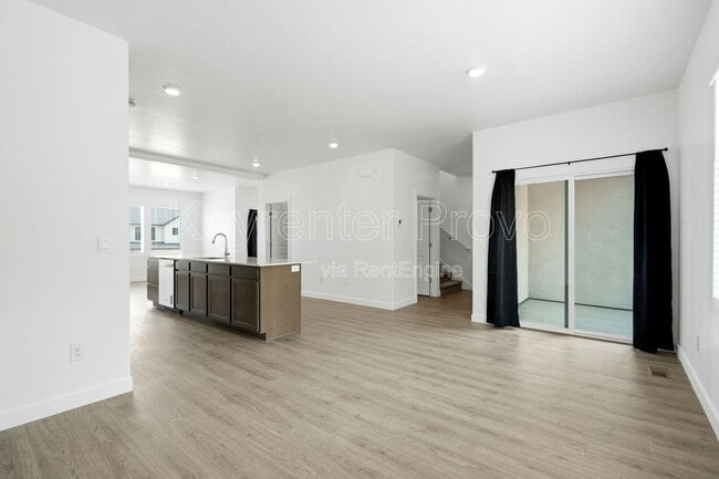 Building Photo - 371 E Levengrove Dr