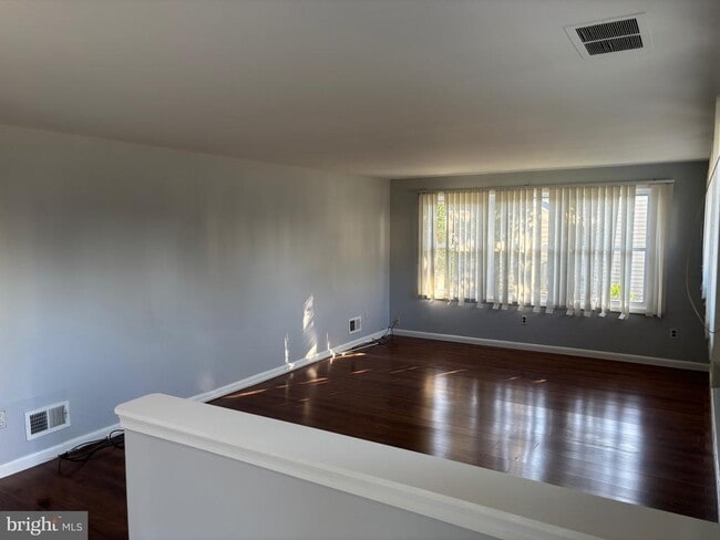 Building Photo - 8 N Avon Dr