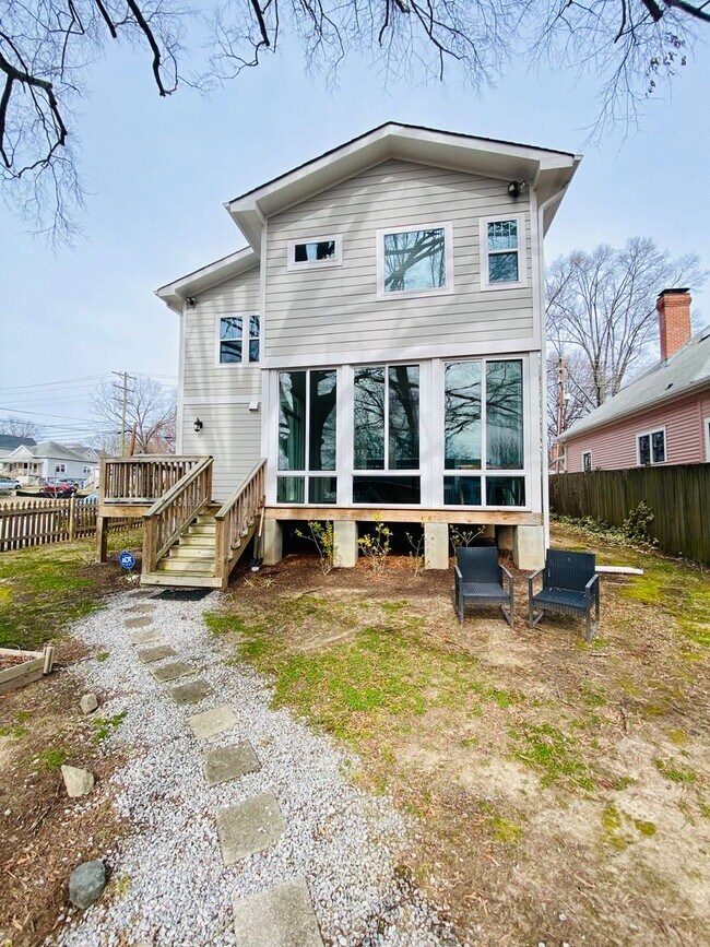 Building Photo - Spectacular 4Bed/3Bath Minutes to Duke with Fenced In Yard