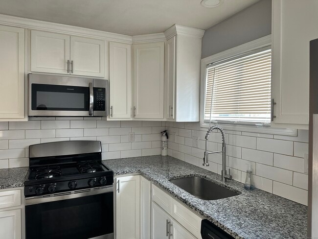 Building Photo - 484 Meriden Ave