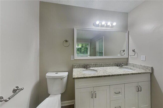 Building Photo - 135 Mill Pointe Dr