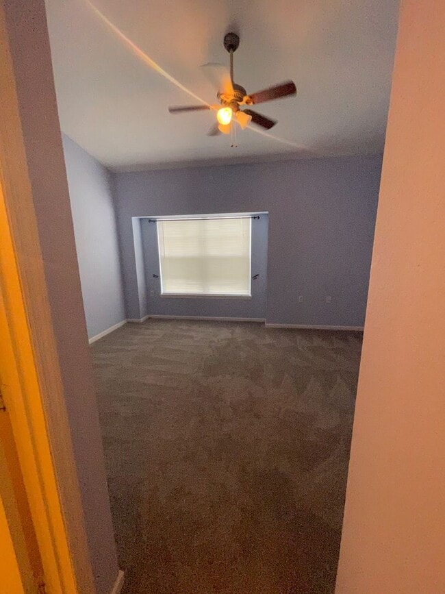 Building Photo - Beautiful 2 bedroom 2.5 bathroom townhome