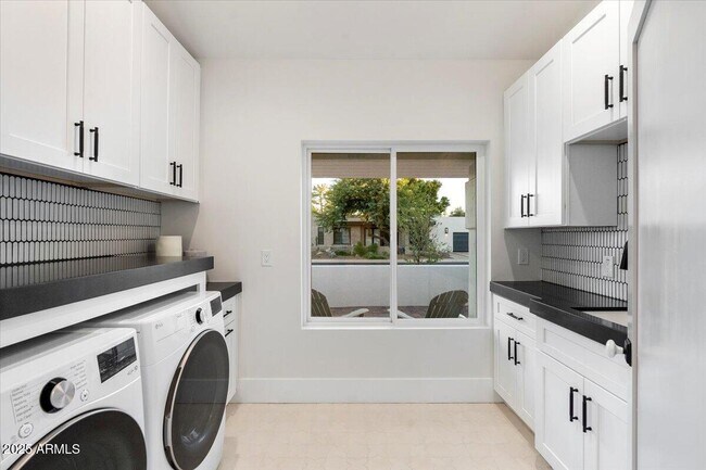 Building Photo - 8014 E Del Tesoro Dr