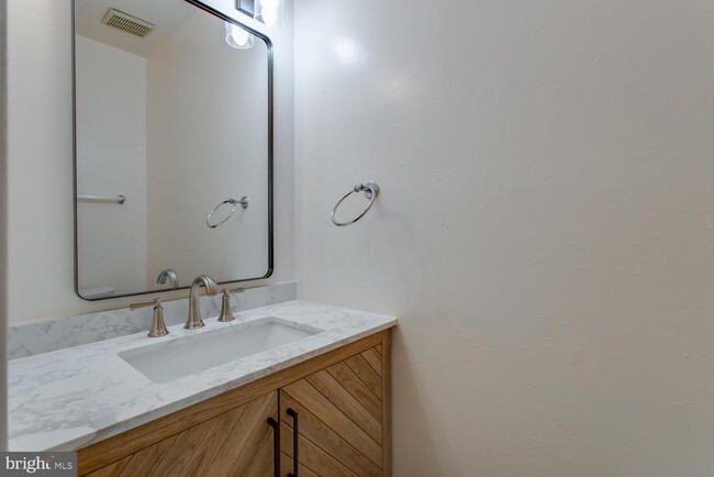 Building Photo - 11121 Watermans Dr