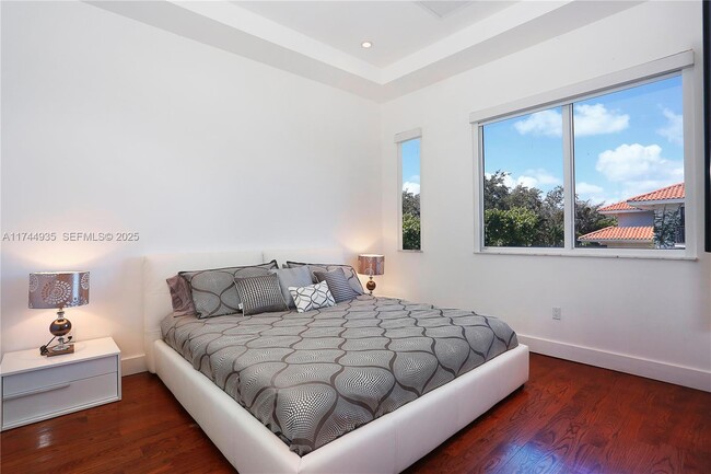 Building Photo - 573 Warren Ln