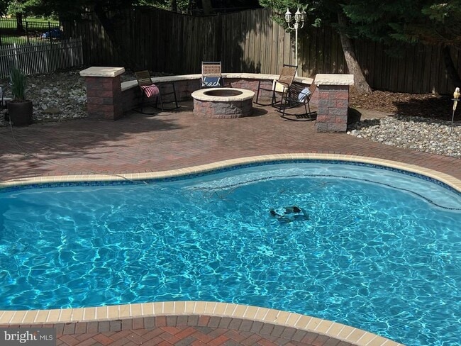 Building Photo - 8002 Middlebury Dr