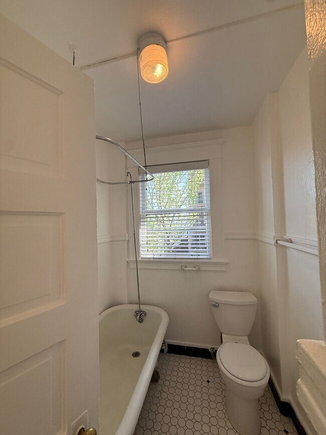 Building Photo - Vintage Charm + Large Bay Window + East View of Mt. Hood + Tons of Natural Light!  ~NEW SPECIALS~