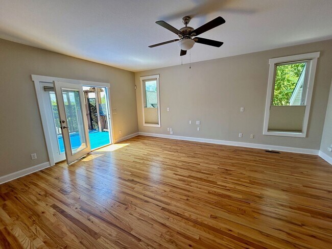 Building Photo - Central AVL - Custom Built, Made for Enter...