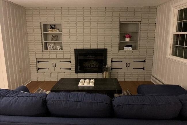 Building Photo - 5 Meriden Rd