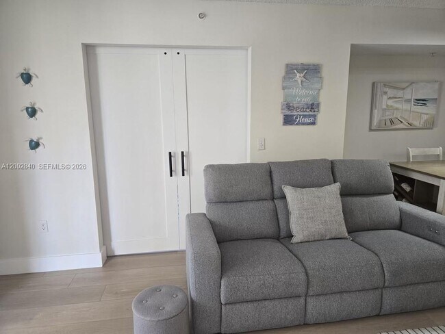 Building Photo - 520 SE 5 Ave