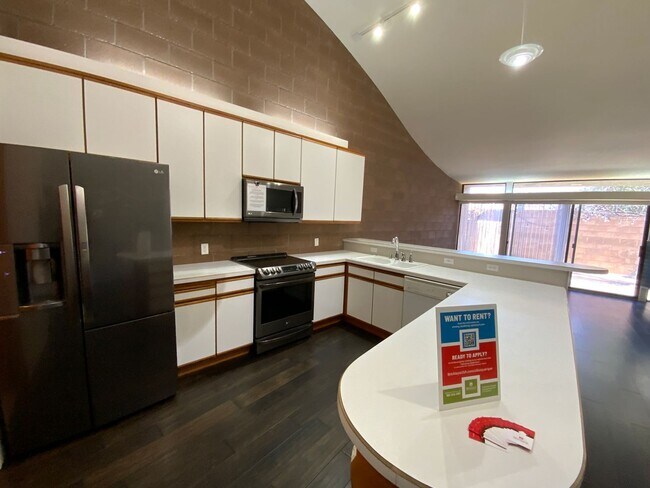 Building Photo - 3 Bedroom Townhome Available Near Eubank Blvd NE & Montgomery Blvd NE!